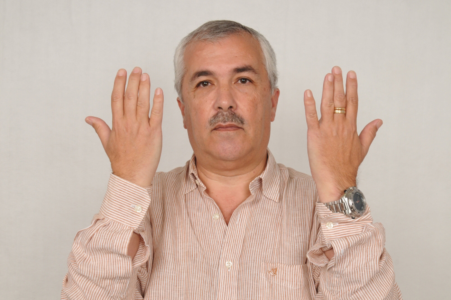 Modelo profissional MA005, masculino, 1.68 de altura, de Madeira - Agência SVRP