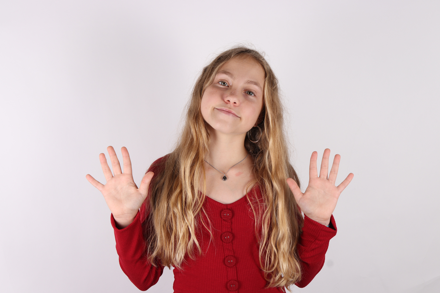 Modelo profissional MA008, feminino, 1.47 de altura, de Madeira - Agência SVRP